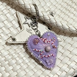 Colgante de Corazón Hecho a Mano con Cuentas, Llavero con Bordado de Mariposa en Tonos Pastel, Accesorio para Bolso Estilo Cottagecore - Product Image 1