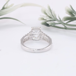 Anillo de compromiso vintage de lujo en oro blanco para mujer, con esmeraldas cultivadas en laboratorio y diamantes laterales ocultos en corte baguette. - Product Image 4