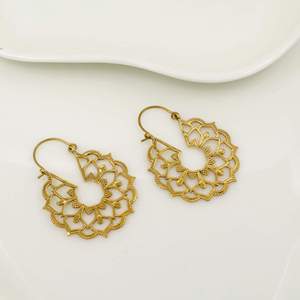 Boucles d'oreilles créoles en laiton plaqué or, motif floral, style bohème, tendance, unisexe, bijoux cadeau - Product Image 3