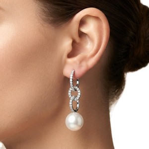 Magnifiques boucles d'oreilles en perles éblouissantes avec des perles de 13 mm, serties d'or massif 10K, 14K, 18K et de diamants ronds brillants, poids total des pierres 1,25 carat. - Product Image 5