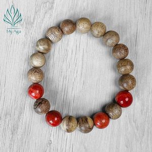 Bracelet en bois d'agar naturel du Vietnam en gros ASD10.02.005 avec 15 perles de bois d'agar et 4 perles de corail rouge sur cordon élastique extensible - Product Image 3