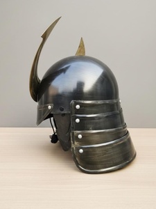 Casco de Samurái de Acero Hecho a Mano con Cresta en Forma de Luna Creciente |   Réplica de Casco Kabuto Medieval Antiguo Moderno - Casco de Guerrero con Grabado en Relieve - Product Image 2