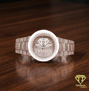 Reloj de lujo para mujer de acero inoxidable con elementos decorativos y diseño de brazalete - Product Image 1