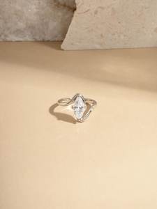 แหวนเพชรทรงมาร์คีส์ 2.00 กะรัต ของขวัญสุดเซอร์ไพรส์ เพชรเพาะเลี้ยงในห้องปฏิบัติการ รับรองโดย IGI ตัวเรือนทองคำแท้ 14K ดีไซน์คลื่น สำหรับผู้หญิง เหมาะสำหรับเจ้าสาว - Product Image 5