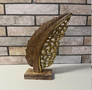 Hoja de madera semiesculpida única con detalles de filigrana dorada. Pieza decorativa rústica para mesa disponible a precios de mayorista. - Product Image 1