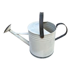 Regadera de metal estilo vintage de gran capacidad con mango cómodo para regar flores y plantas en balcones y terrazas. - Product Image 2