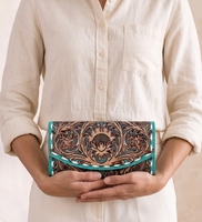 Dompet Pendek Kulit Asli Vintage Gaya Barat dengan Desain Bunga Timbul dan Penutup Kancing untuk Penggunaan Sehari-hari dan Malam Hari