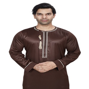 Thobe pour homme à manches longues, col brodé, détail pompon, coupe droite, longueur ras du sol, tenue ethnique quotidienne, prière du Ramadan, ODM - Product Image 2