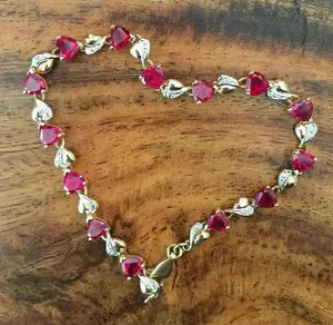 สร้อยข้อมือรูปหัวใจประดับเพชรทิชยา รูบี้สีแดง มอยส์ซาไนต์ 8 กรัม เงินแท้ 925 ชุบทอง สำหรับผู้หญิง สื่อถึงความรักโรแมนติก - Product Image 6