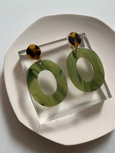 Pendientes de Resina Hechos a Mano, Joyería Moderna de Resina, Pendientes de Resina Ovalados, Pendientes Colgantes Verdes, Pendientes de Resina de Diseño - Product Image 5