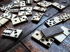 Jeu de dominos rectangulaires double six en os organique, artisanal et écologique, jeu de table familial traditionnel - Product Image 3
