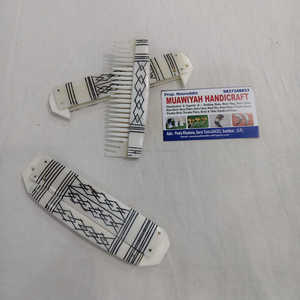 Peines de hueso de búfalo tallados a mano y hechos a medida, ideales para tiendas de accesorios para el cabello y estilistas, con base de cuero. - Product Image 5