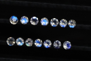 พลอยมูนสโตนแท้ ขัดเงาอย่างดี ขนาด 3.50 มม. รูปทรงกลม สีฟ้าประกายรุ้ง สำหรับทำเครื่องประดับ - Product Image 4