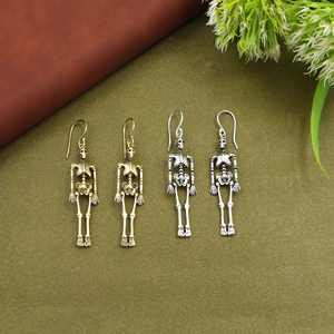 Pendientes Colgantes de Latón con Diseño de Esqueleto |   Joyería de Calavera Gótica |   Pendientes de Halloween |   Declaración Espeluznante |   Regalo para Ella - Product Image 1