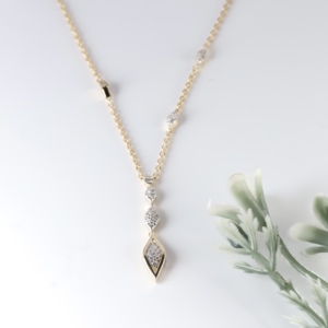 Collar con Colgante de Oro con Corte Brillante, Diseño Clásico en Forma de Y, con Diamante Cultivado en Laboratorio, Cadena de Eslabones con Borlas de Cristal, Joyería Fina - Product Image 1