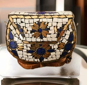 Bolso de mano metálico personalizado con mosaico de latón y decoración de perlas, suave y elegante para fiestas. - Product Image 1