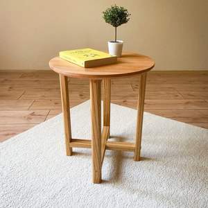 Table d'appoint en bois au design fonctionnel, idéale pour une utilisation quotidienne dans le salon et la chambre. - Product Image 1