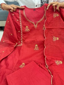 ฤดูกาลนี้ ลองสวมใส่เสื้อปักลายประดับเลื่อมและกระจกแท้ พร้อมกางเกงและผ้าคลุมไหล่ของเรา - Product Image 6