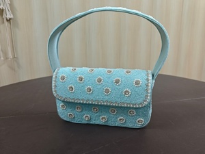 Sac à main en verre perlé artisanal, élégant et fait main, idéal pour les soirées et les mariages, en vente. - Product Image 6