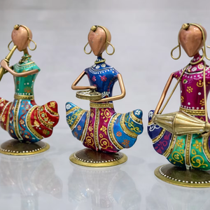 Poupées Musiciennes en Métal Artisanales - Design Art Déco Multifonctionnel pour les Célébrations de Diwali, de Mariage et de Pâques - Product Image 1