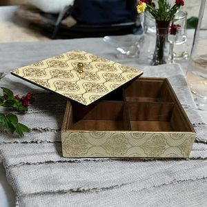 Caja de Regalo de Madera Marrón Impresa de la Tienda Imperial Brass, con 4 Compartimentos, Decorativa, para Rosas Secas, Dulces, Chocolates y Regalos - Product Image 1