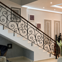 Rampe d'escalier élégante en fer forgé : Balustrade métallique de luxe sur mesure pour intérieurs de maisons haut de gamme et designs modernes sophistiqués