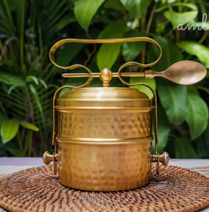 Boîte à repas vintage en laiton à 3 niveaux, couvercles rainurés, barres latérales pour maintenir les cuillères. Design élégant et classique. Disponible au prix de gros. - Product Image 5