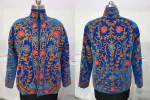 Vêtement d'extérieur bleu roi à motif floral bohème, col mandarin, ouvert sur le devant, fait main, en textile d'Asie centrale, broderie traditionnelle d'inspiration ouzbeque - Product Image 5