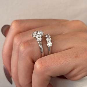 Ensemble de mariage trois pierres rondes 2 carats E VVS2, ensemble de bagues de fiançailles en or blanc, bague demi-éternité 1,25 carat, certifié IGI - Product Image 3