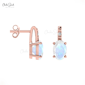 Boucles d'oreilles clous en or massif 14 carats avec pierre de lune naturelle 6x4mm sertie à griffes et accentuées de diamants, fermoir poussoir, vente en gros - Product Image 1