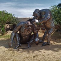 Sculpture en métal de couple de gorilles pour jardin