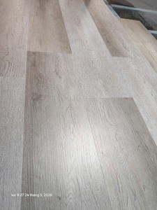 Revêtement de sol SPC moderne avec système de clic étanche à l'eau pour planches larges, idéal pour la maison et le bureau - Product Image 4