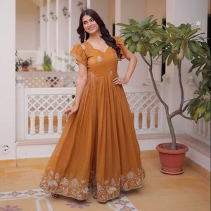 ชุดเดรส Anarkali ผ้าฝ้ายสีมัสตาร์ดสำหรับผู้หญิง งานปักลายแบบดั้งเดิม เหมาะสำหรับงานปาร์ตี้ ลดราคาพิเศษ มีจำหน่ายแล้ว - Product Image 1