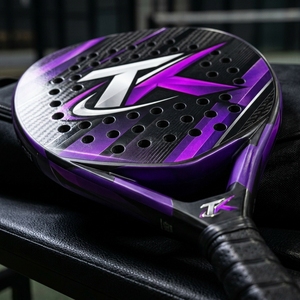 Parfait pour les débutants, les joueurs intermédiaires et les joueurs occasionnels. Raquette de padel en matériau composite durable, construction à poids équilibré. - Product Image 5