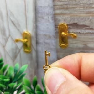 Accessoires pour maison de poupée miniature, poignée de porte dorée luxueuse en métal et clé, mini jouet qui capture parfaitement l'élégance du style classique - Product Image 6