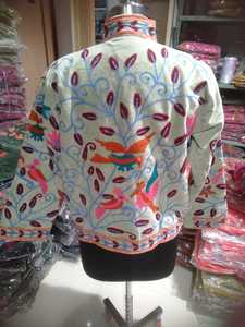 Veste contemporaine en velours brodé pour femme, style Suzani, motif floral ethnique, manteau d'hiver de créateur, vente en gros B2B, export, vêtements d'extérieur - Product Image 2