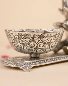 Bandeja Decorativa de Elefante Hecha a Mano en Plata Alemana con Tronco Elevado, Decoración Moderna, Lujosa y Elegante, Elefante Tallado en Metal - Product Image 6