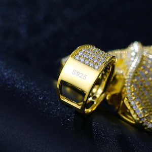 Colgante de Moissanita en Forma de Rosa - Hecho a Mano en Plata 925, Colgante de Moissanita en Forma de Rosa con Corte Baguette, Acabado de Alta Calidad, Unisex, Totalmente Cubierto de Piedras - Product Image 5