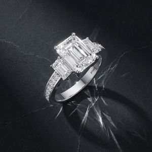 แหวนหมั้นเพชรทรงคลาสสิคแบบ Emerald Cut ตัวเรือน PT950 ประดับด้วยเพชรรอบวงและเพชรด้านข้างสำหรับผู้หญิง - Product Image 4
