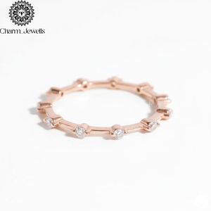 Bague d'éternité classique pour femme en argent plaqué or rose avec moissanite certifiée IGI, sertie à griffes - Charm_Jewells - Product Image 6