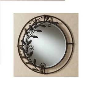 Precioso espejo metálico que agrega una sensación de precisión arquitectónica que realza la estética general de una habitación. - Product Image 1
