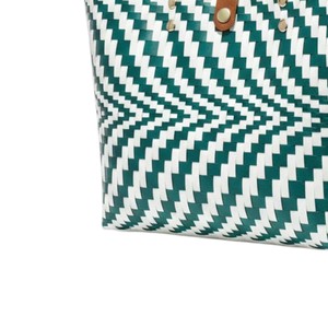 Fournisseur en gros de sacs et sacs à main faits à la main à motif zigzag vert foncé et blanc avec poignées en cuir marron pour la vente au détail - Product Image 3