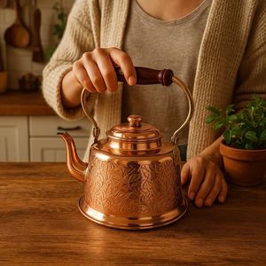 Bouilloire à eau en cuivre de qualité supérieure, finition mate, avec poignée incurvée, fabriquée à la main pour la cuisine, la préparation du thé et la décoration de la maison - Product Image 3