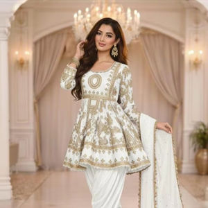 ชุดเดรสสีชมพูฟูเชียสไตล์ชนเผ่าอัฟกานิสถาน ประดับด้วยงานกระจกสีทองลวดลายประณีตและตกแต่งด้วยหิน เหมาะสำหรับสวมใส่ในชีวิตประจำวัน - Product Image 1