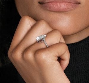 Bague de fiançailles en or rose 18 carats avec grand diamant rond cultivé en laboratoire |   Bague torsadée en diamant et perles de culture |   Bijoux de Mariage Haut de Gamme - Product Image 2