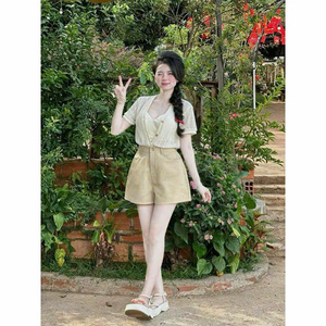 Ensemble tailleur blanc uni pour femme : veste cintrée à col rabattu et manches courtes, soutien-gorge court à deux bretelles et short nude en mélange de lin et de mousseline - Product Image 2