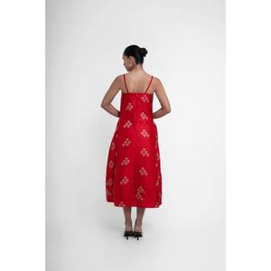 Vestido Rojo Rene de Longitud al Tobillo con Aspecto Premium, Motivos Tejidos Intrincados, Cuerpo Estructurado y Silueta Elegante - Product Image 2