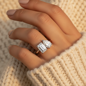 Anillo de Compromiso Abierto de Oro de 18K de Moda con Diamantes Cultivados en <span class=keywords><strong>Laboratorio</strong></span> de Corte Esmeralda de 1.5ct y Corte Pera de 1.5ct con Engaste de Puntas - Product Image 3