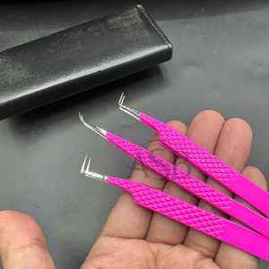 Pinzas para Extensión de Pestañas de Acero Inoxidable Japonés Rosa Intenso con Agarre de Diamante y Logotipo Personalizado, Pinzas para Volumen de Pestañas con Diseño de Cara de Muñeca - Product Image 3