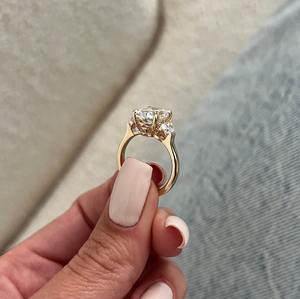 Bague de fiançailles à trois pierres en diamant ovale de 3 carats cultivé en laboratoire, diamants demi-lune, or 14 carats, certifiée IGI - Product Image 3